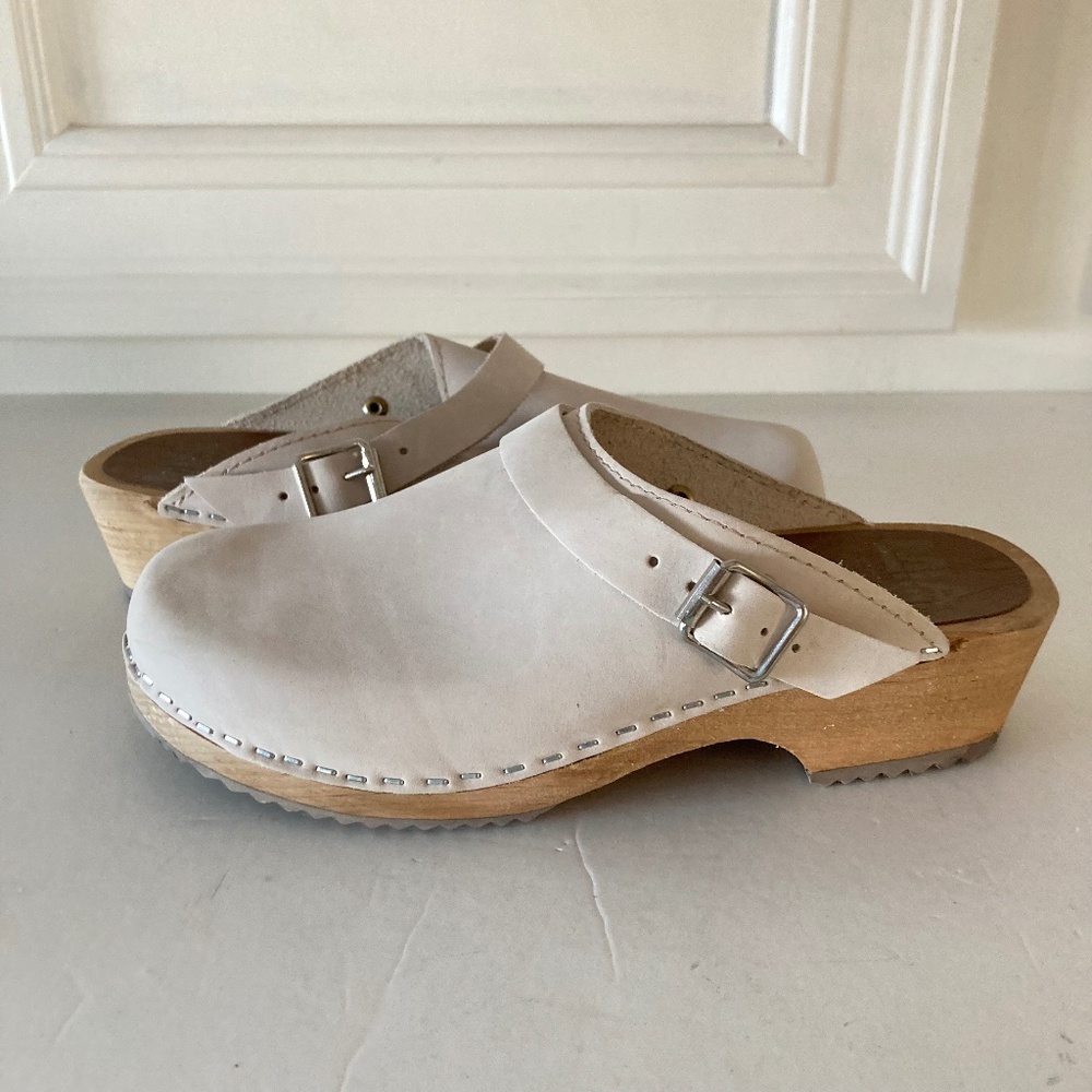 NWOT MIA Free People Alma Leather Oatmeal Clogs